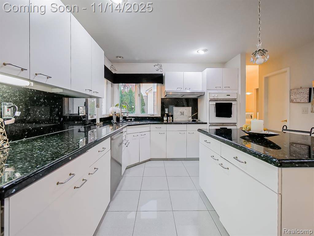 West Bloomfield, MI 48323,7359 Woodlore Drive