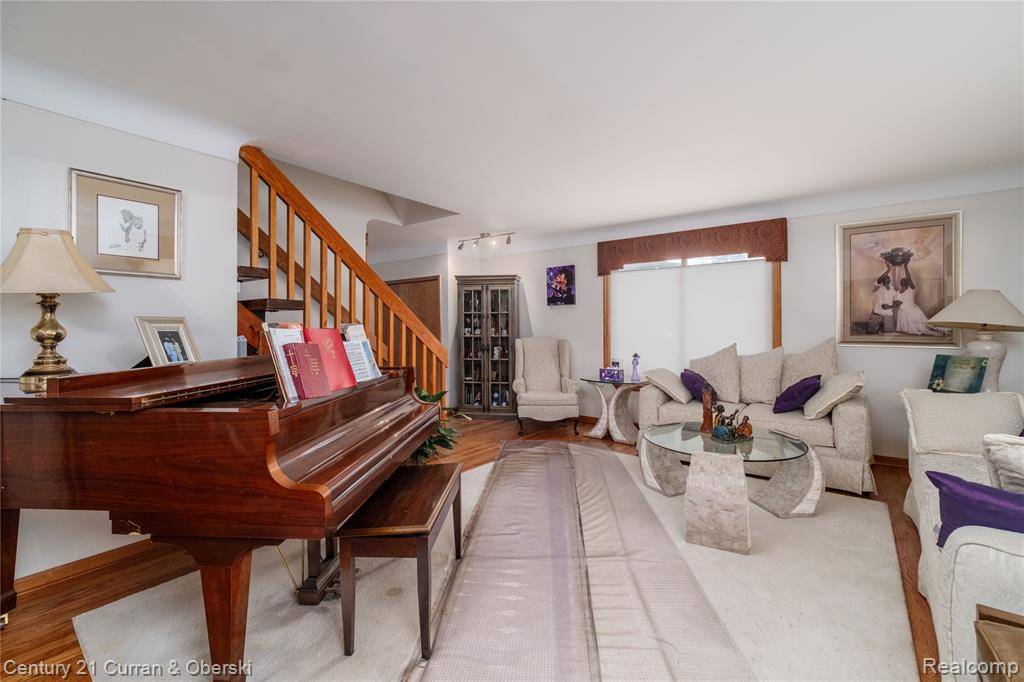 Redford, MI 48239,12831 Fenton