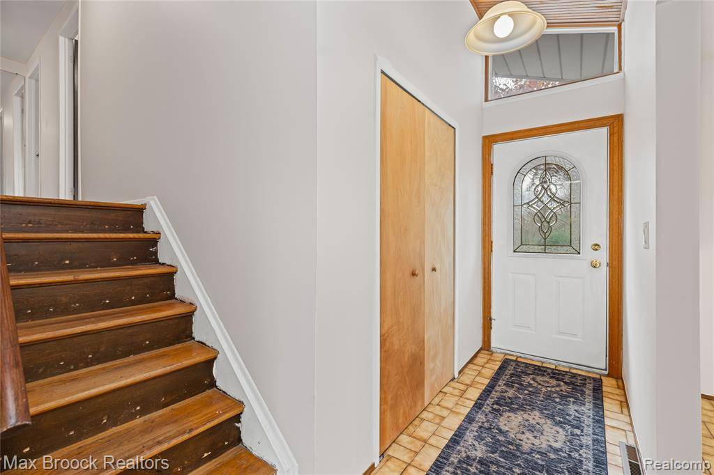 Farmington Hills, MI 48336,23518 Creekdale Court