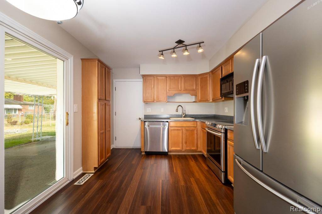 Livonia, MI 48154,29046 LYNDON Street