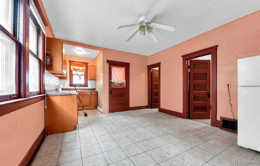 Hamtramck, MI 48212,9506 Charest Street