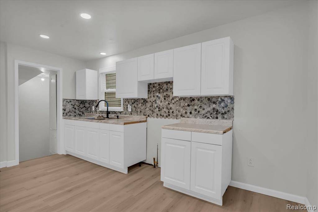 Detroit, MI 48228,8878 Lauder Street