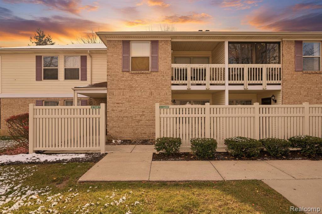 South Lyon, MI 48178,61049 Greenwood Drive