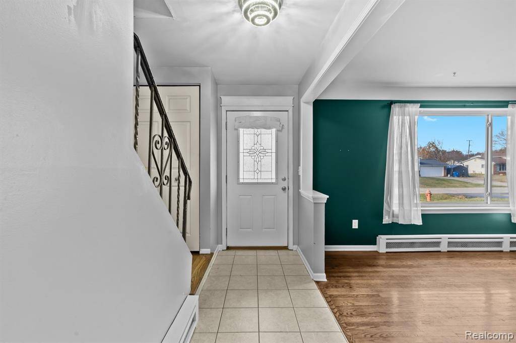 Waterford, MI 48329,2716 Ravenglass Road