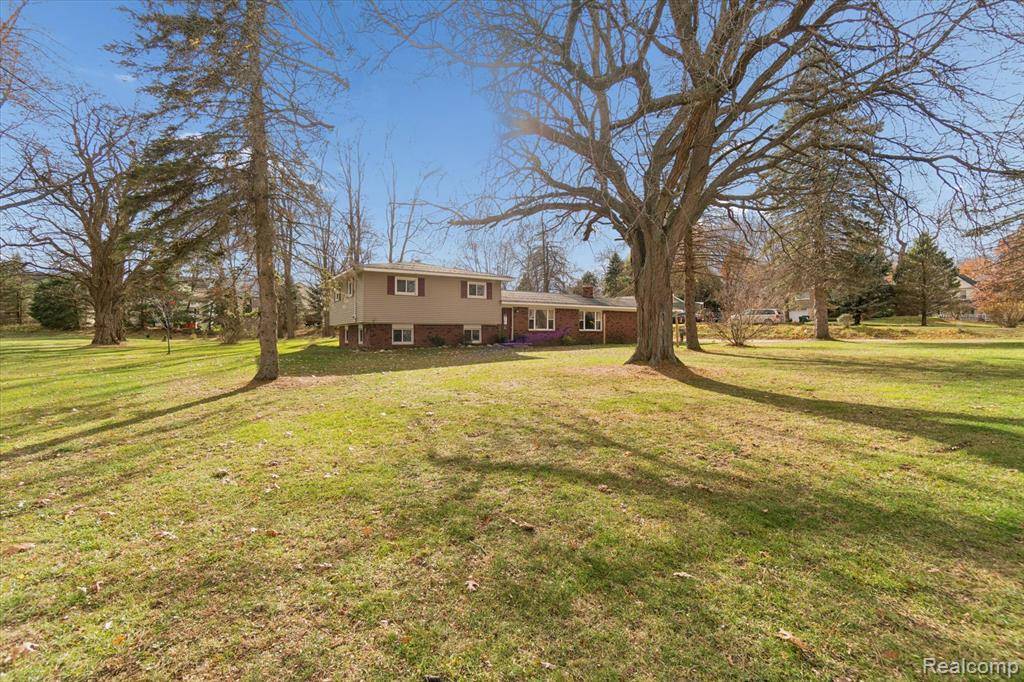 Holly, MI 48442,851 Academy Road