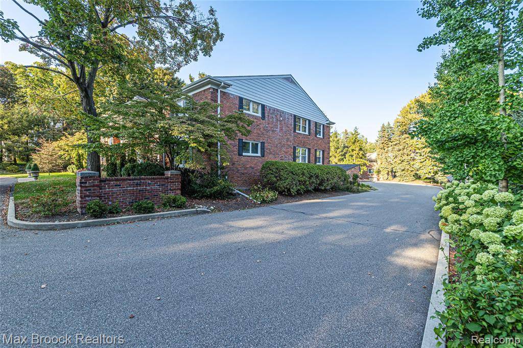 Bloomfield Hills, MI 48304,229 Barden Road