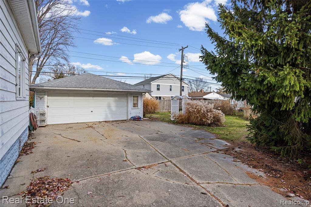 Saint Clair Shores, MI 48082,22915 E 13 Mile Rd MILE Road