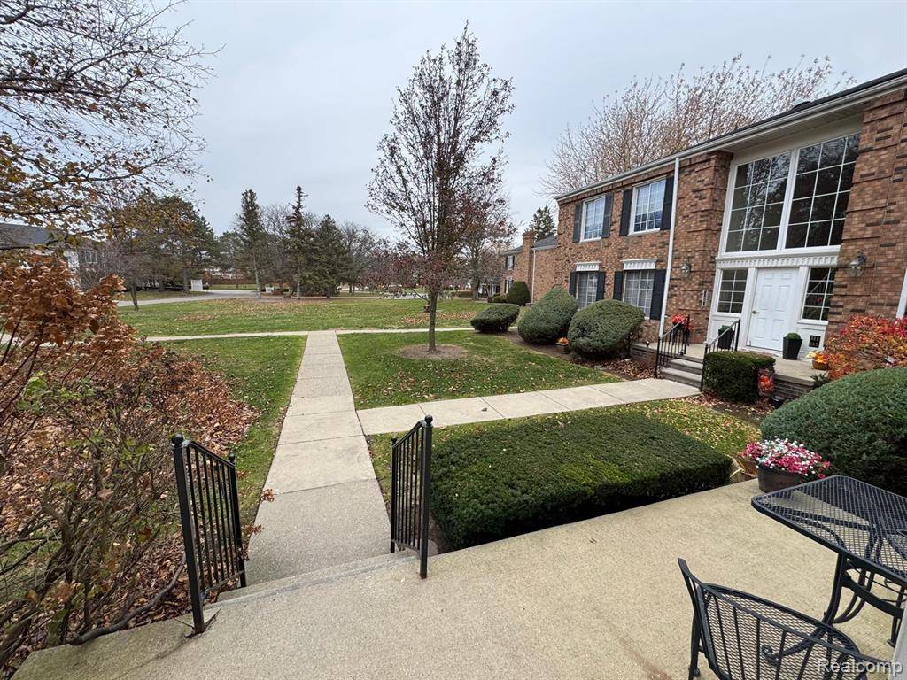 Bloomfield, MI 48304,587 E Fox Hills Drive