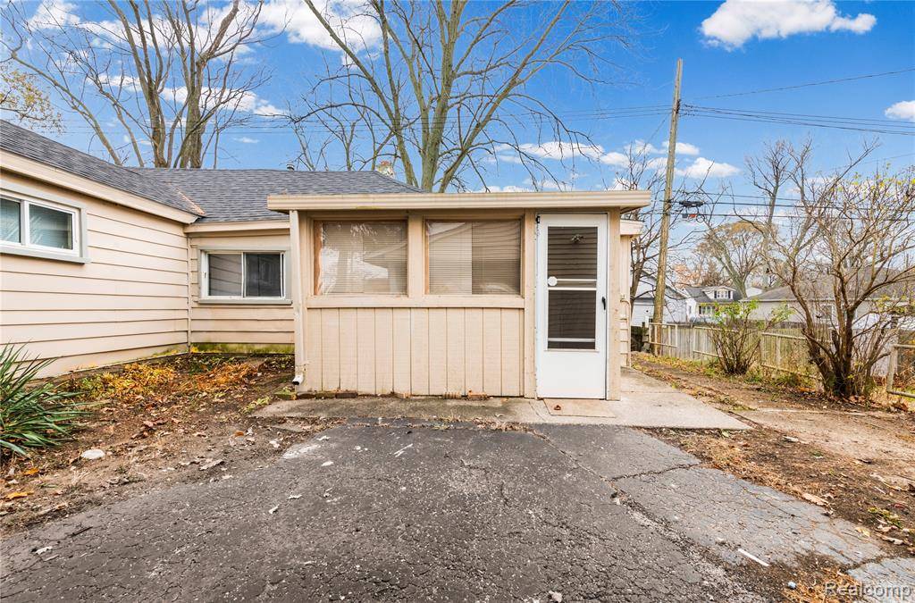 Waterford, MI 48328,933 Myrtle Avenue