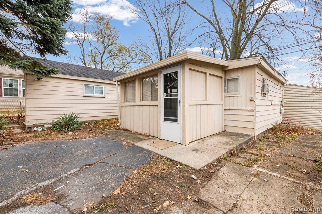 Waterford, MI 48328,933 Myrtle Avenue