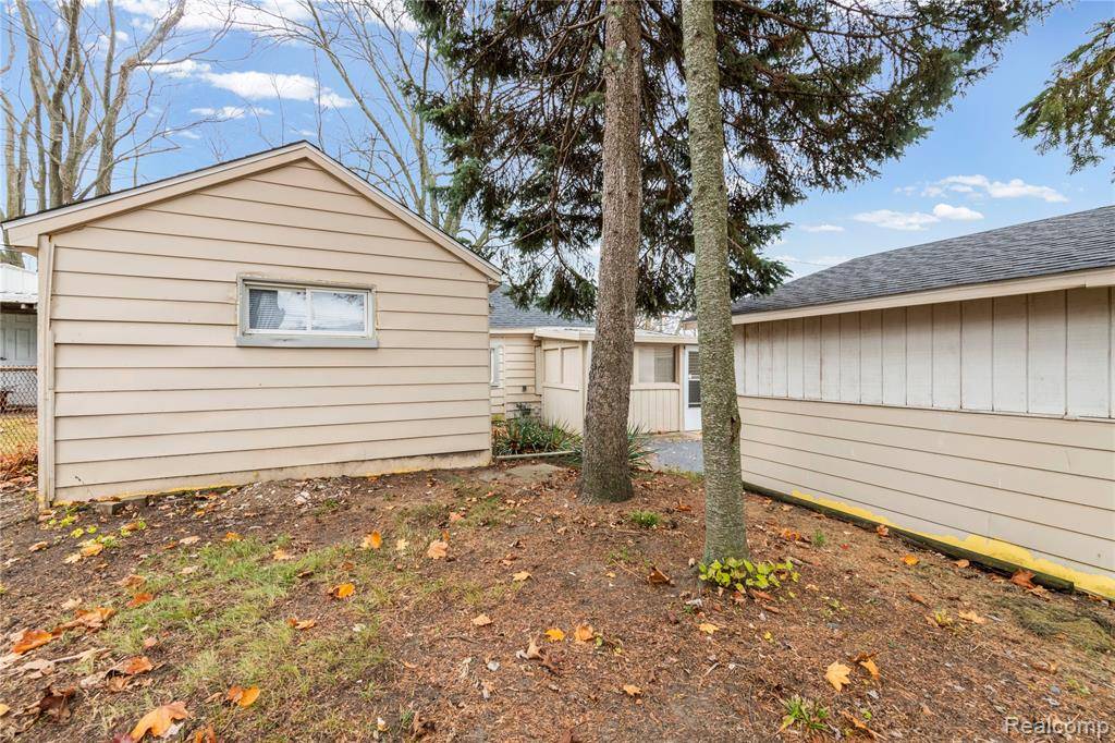 Waterford, MI 48328,933 Myrtle Avenue