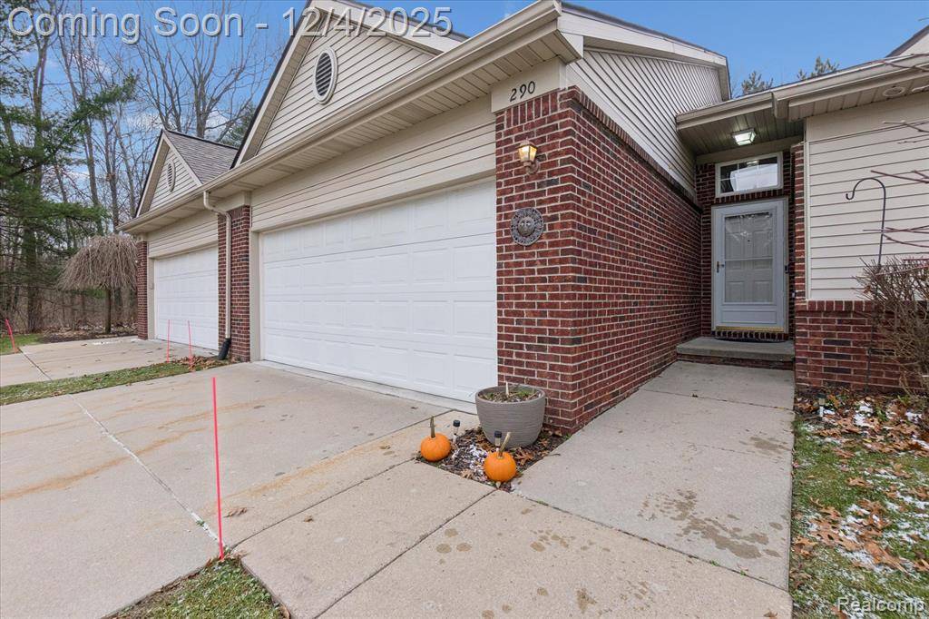 Howell, MI 48843,290 Wood Point