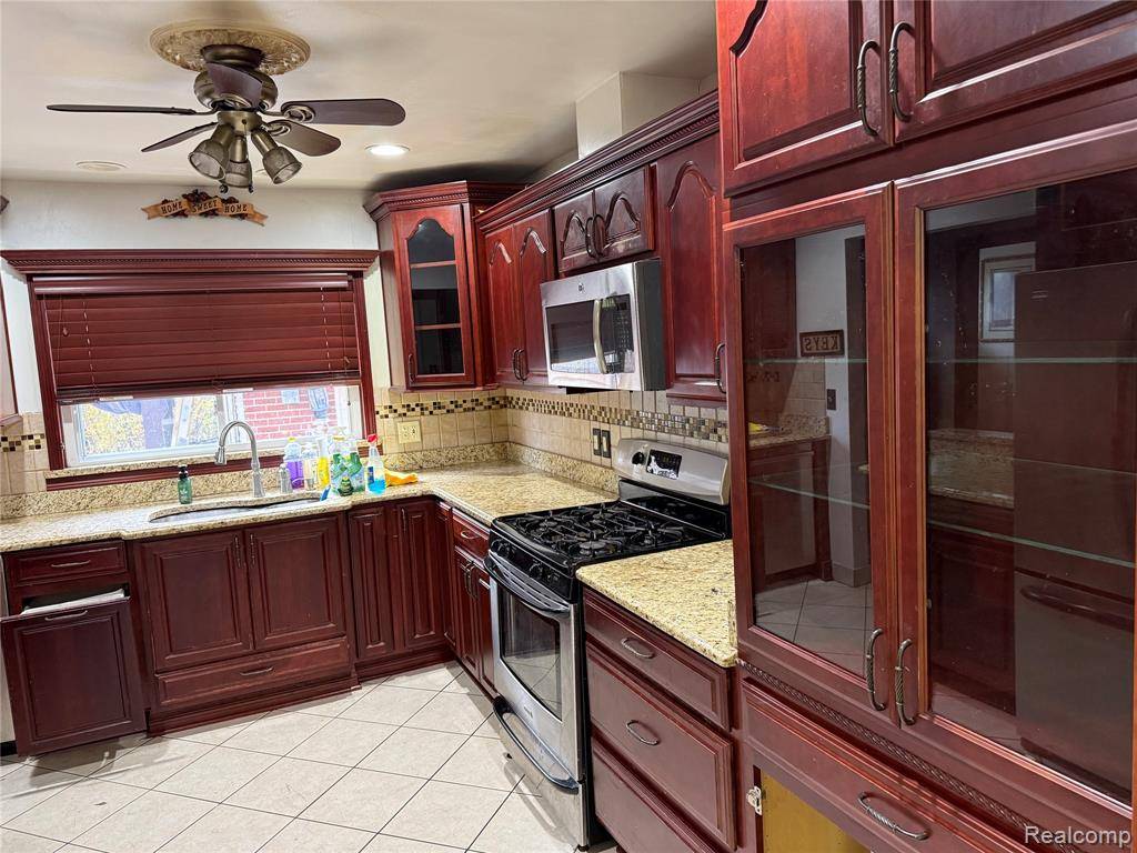 Dearborn Heights, MI 48127,6947 N Charlesworth Street