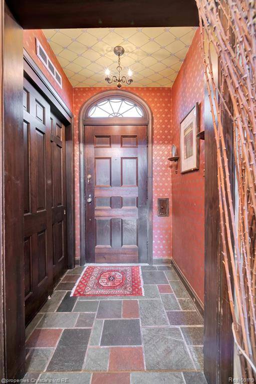 Detroit, MI 48221,19635 Shrewsbury Road