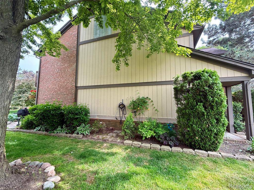 Rochester Hills, MI 48307,1550 MEADOW SIDE Drive