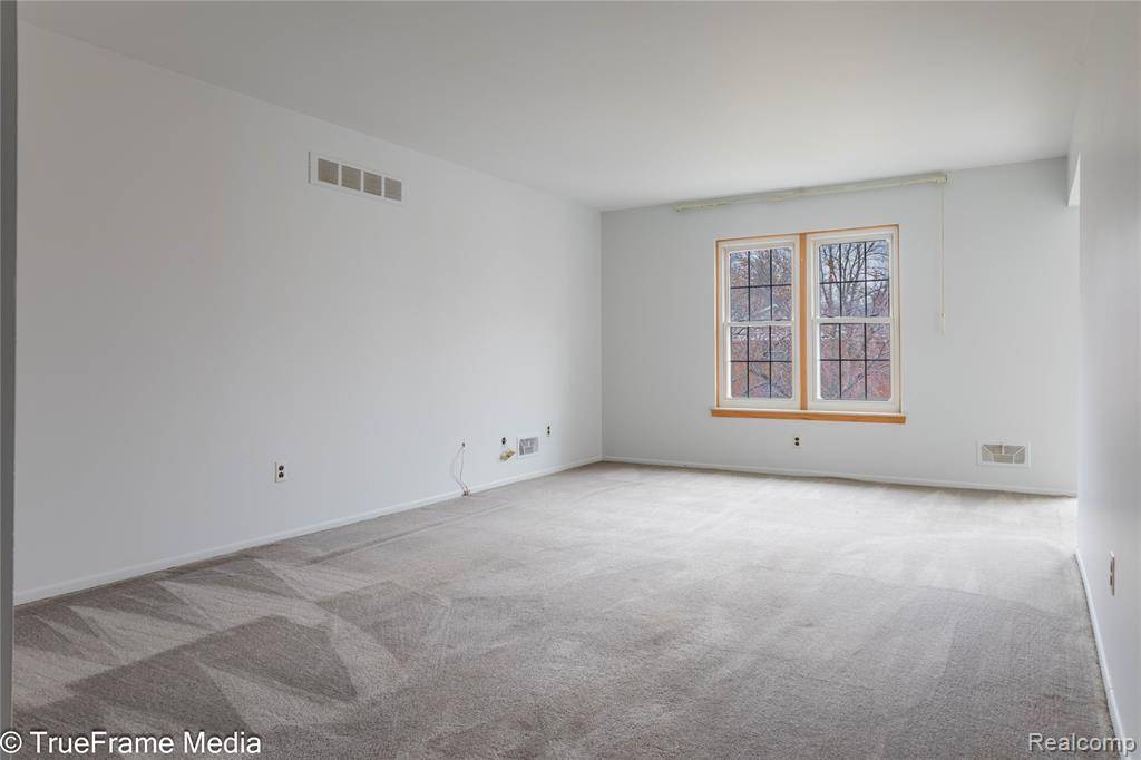 Farmington Hills, MI 48334,27654 E Echo Valley