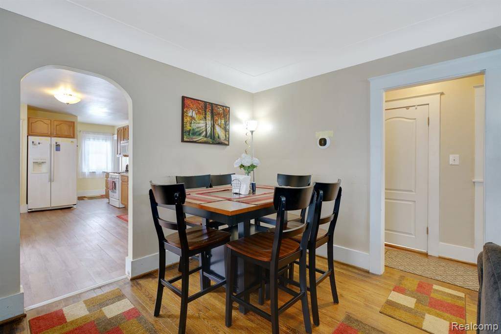 Fenton, MI 48220,832 Pinecrest E Drive