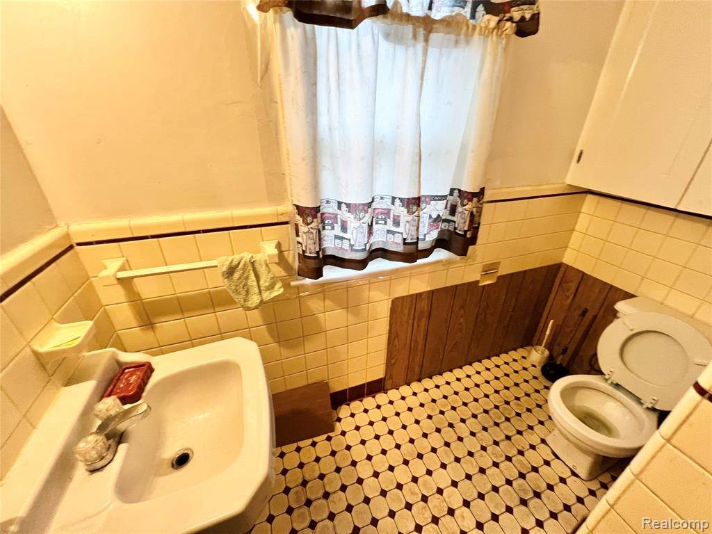 Southfield, MI 48075,21431 Hollywood Street