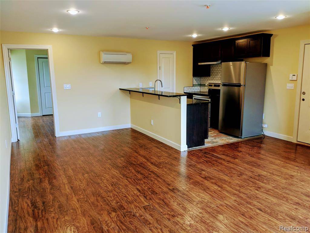 Detroit, MI 48202,89 E EDSEL FORD FWY