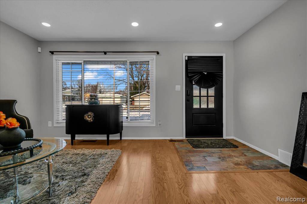 Farmington, MI 48336,33027 Meadowlark Street