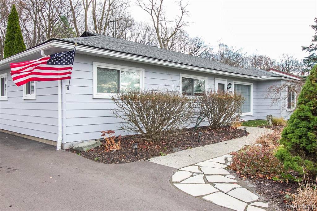 West Bloomfield, MI 48324,1907 HENBERT Road