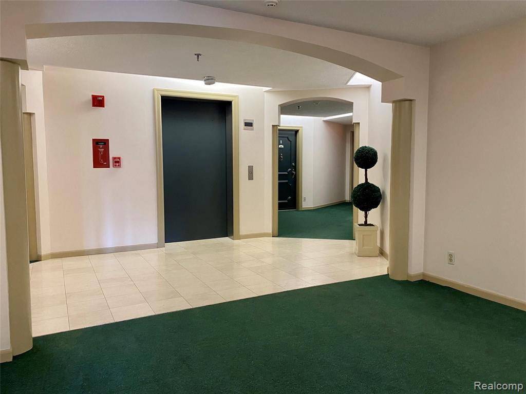 Novi, MI 48377,43000 12 OAKS CRESCENT DR APT 6011