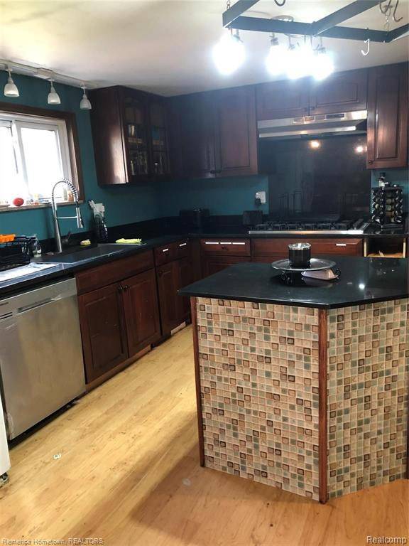 Farmington Hills, MI 48335,21420 GILL Road