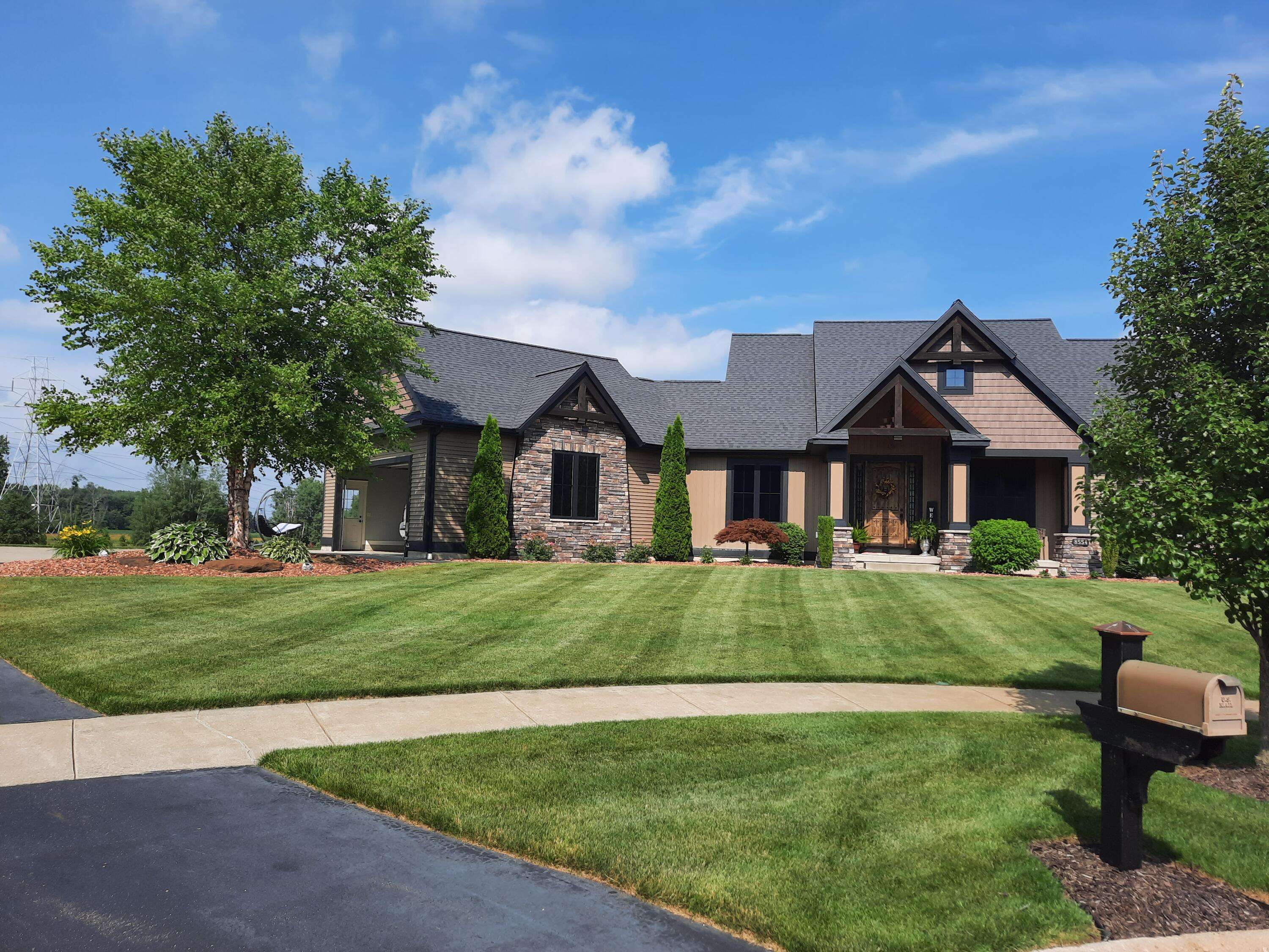 Hudsonville, MI 49426,8554 Pinecroft Court