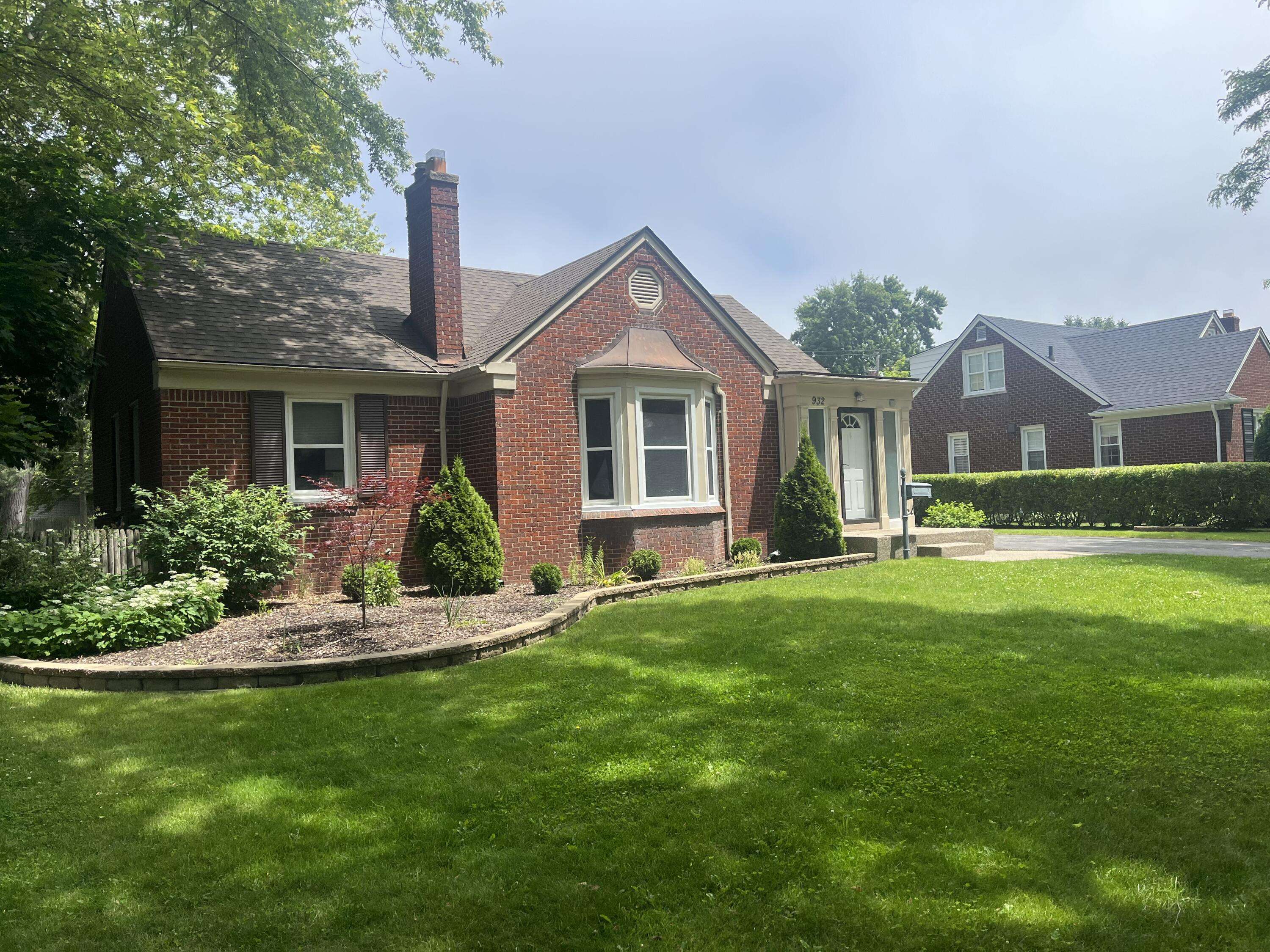 Grosse Pointe Woods, MI 48236,932 Hawthorne Road