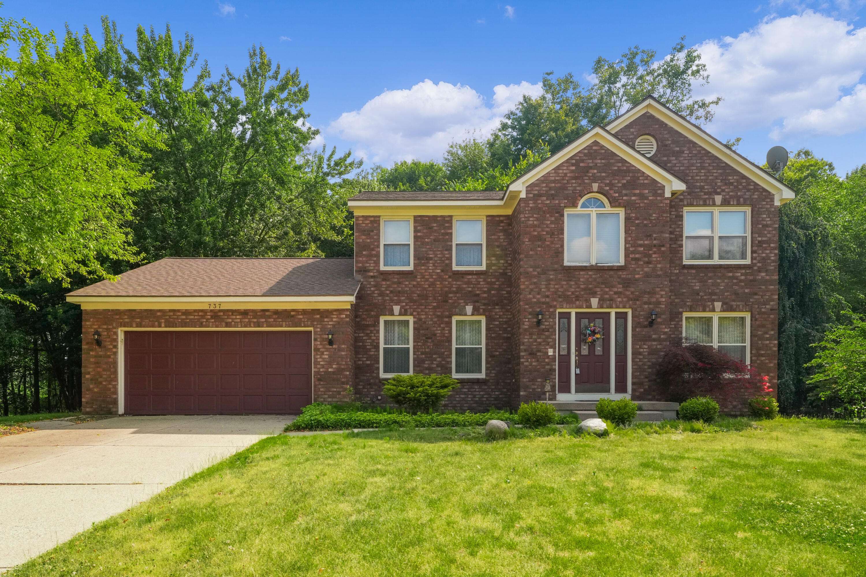 Ada, MI 49301,737 W Woodmeade Court