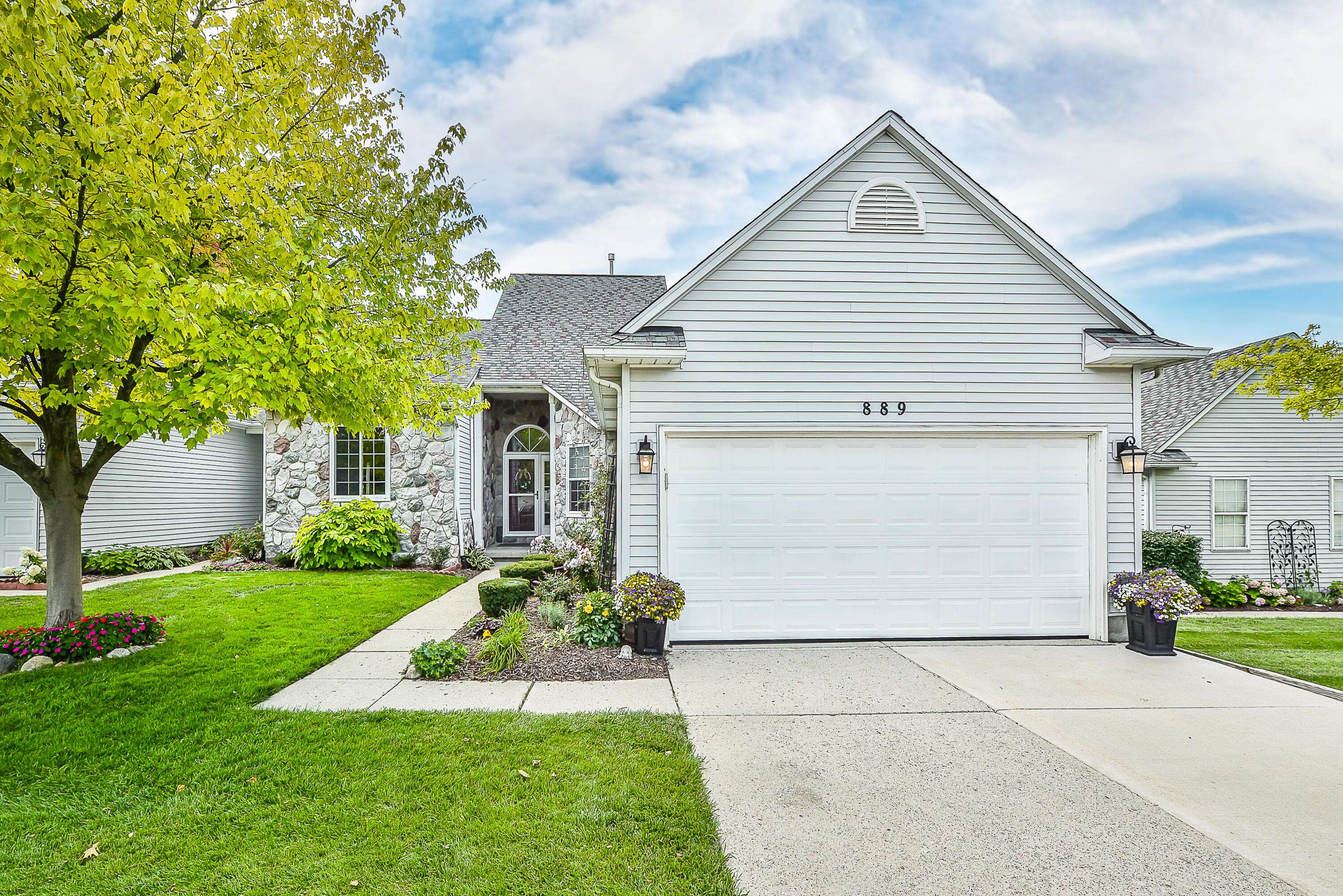 South Lyon, MI 48178,889 Knollwood Circle