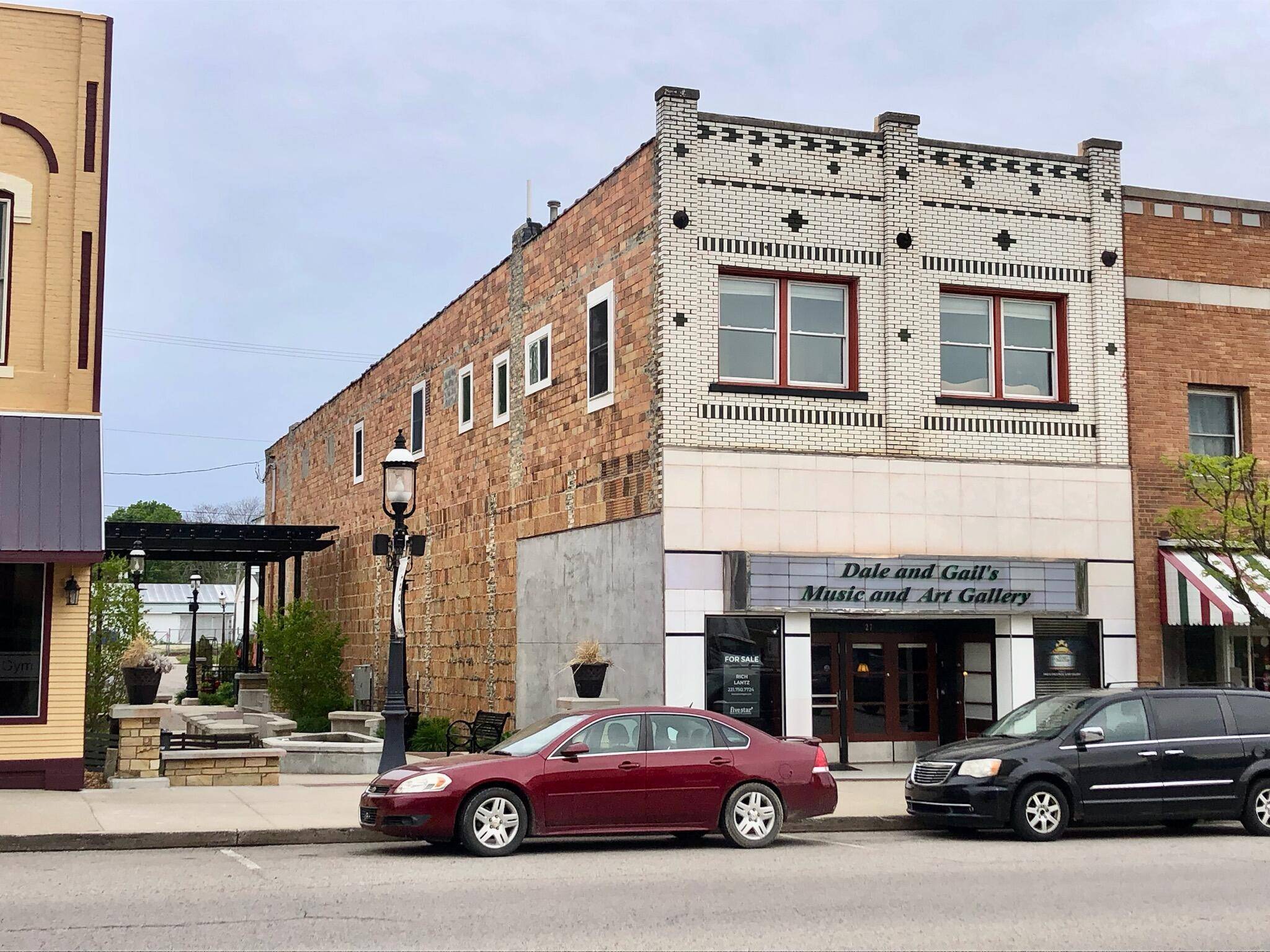 Hart, MI 49420,27 S State Street
