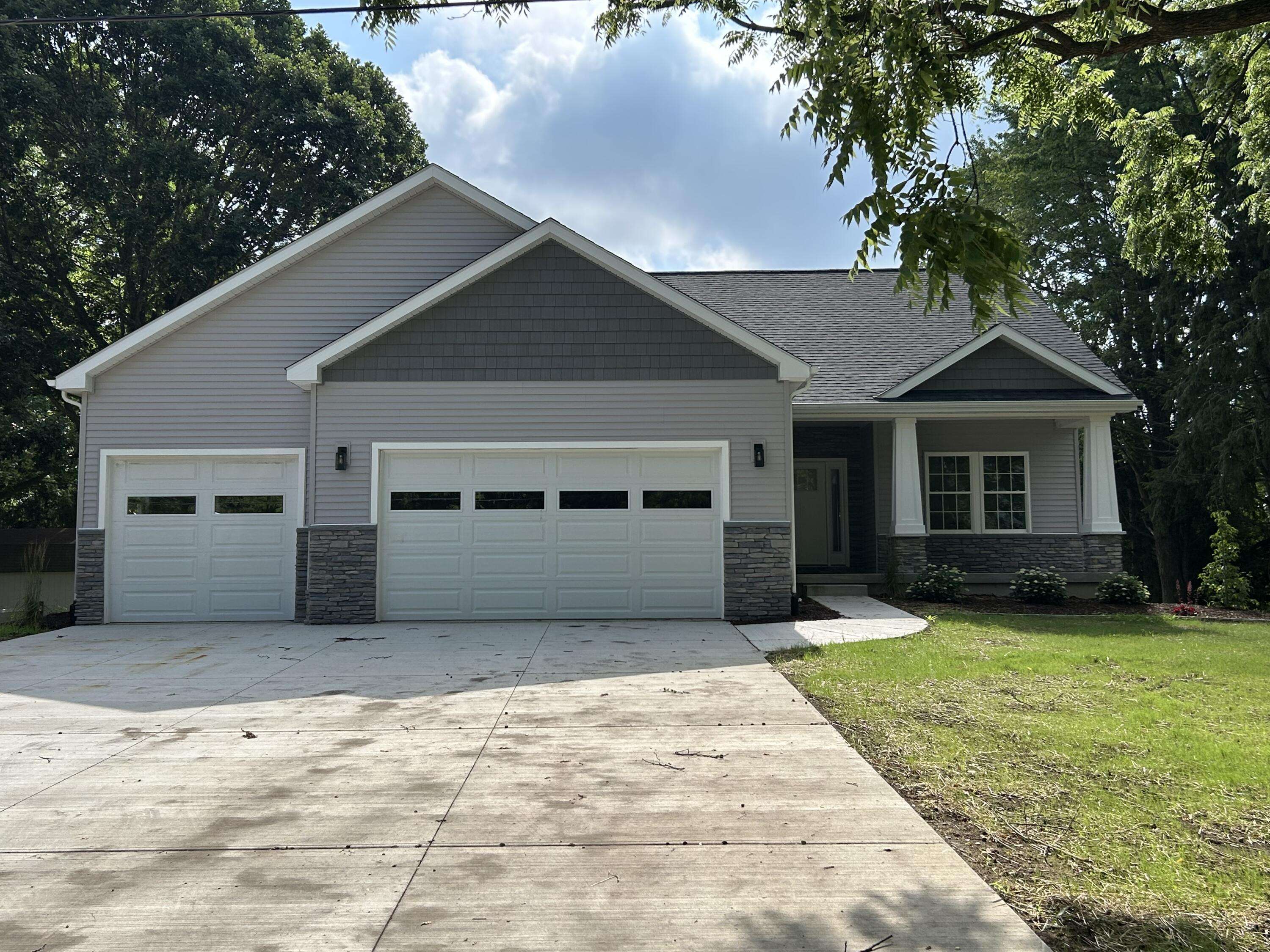East Lansing, MI 48823,5966 E Sleepy Hollow Lane