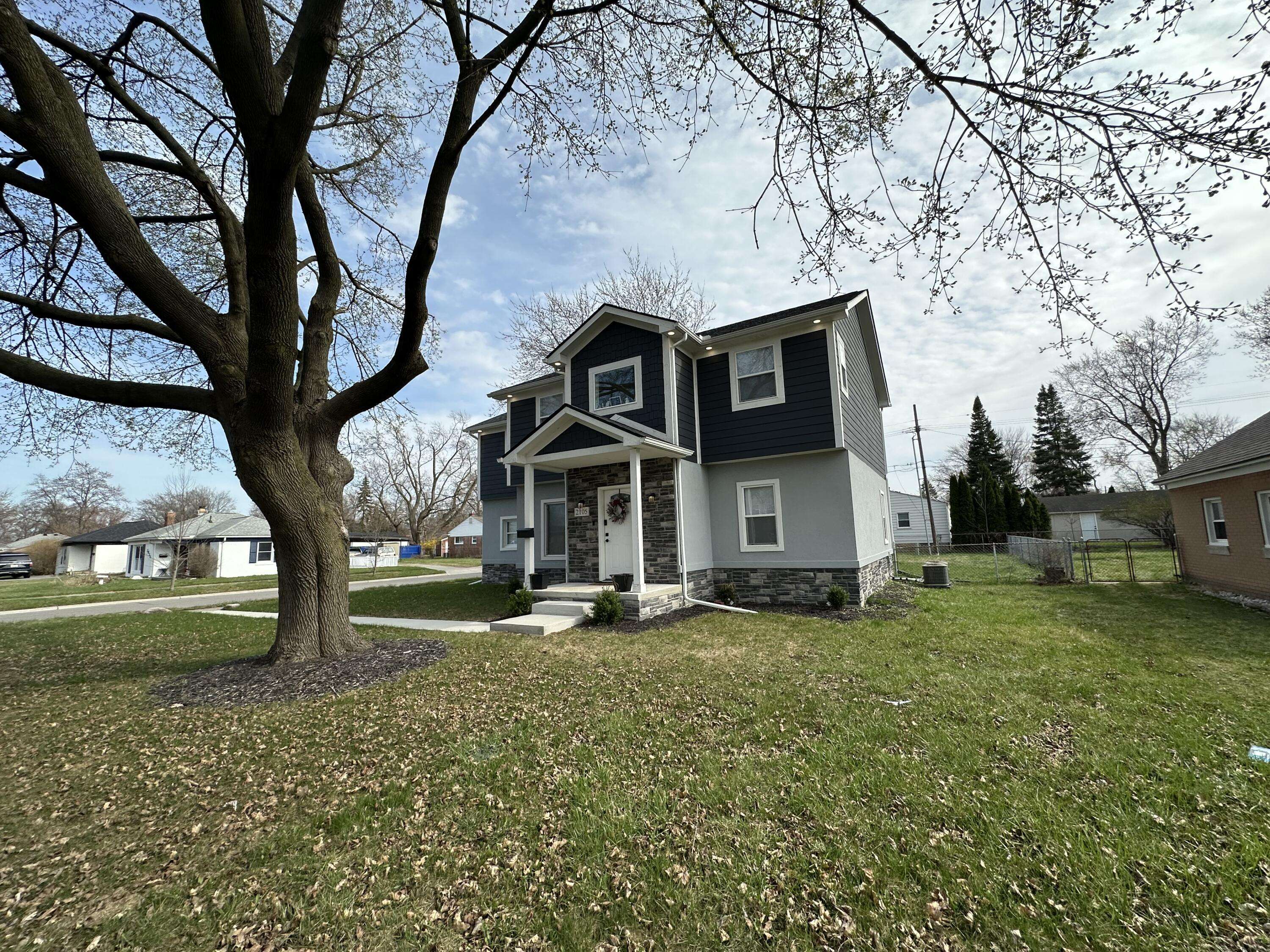 Royal Oak, MI 48073,2105 W 14 Mile Road