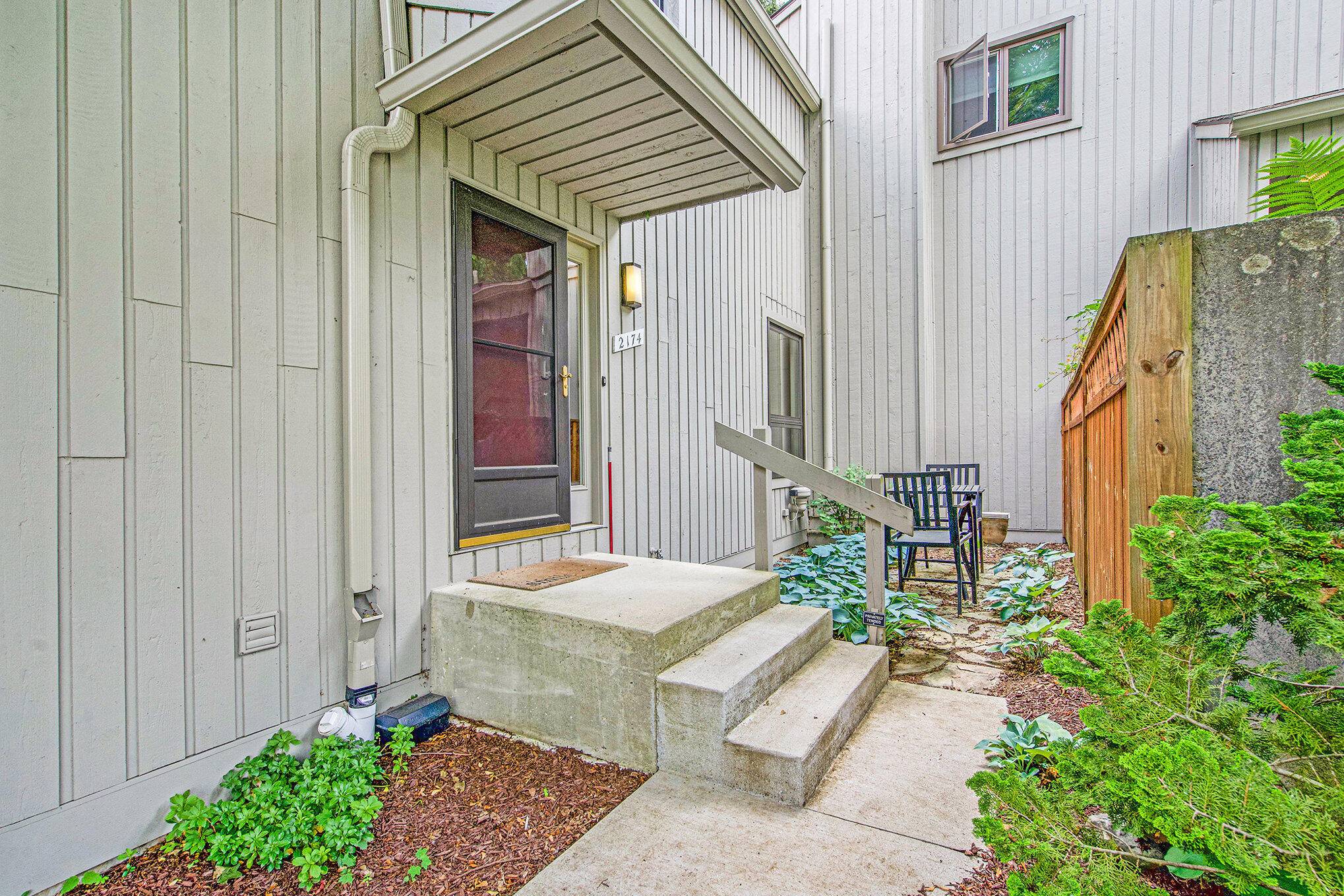 Ann Arbor, MI 48103,2174 Overlook Court