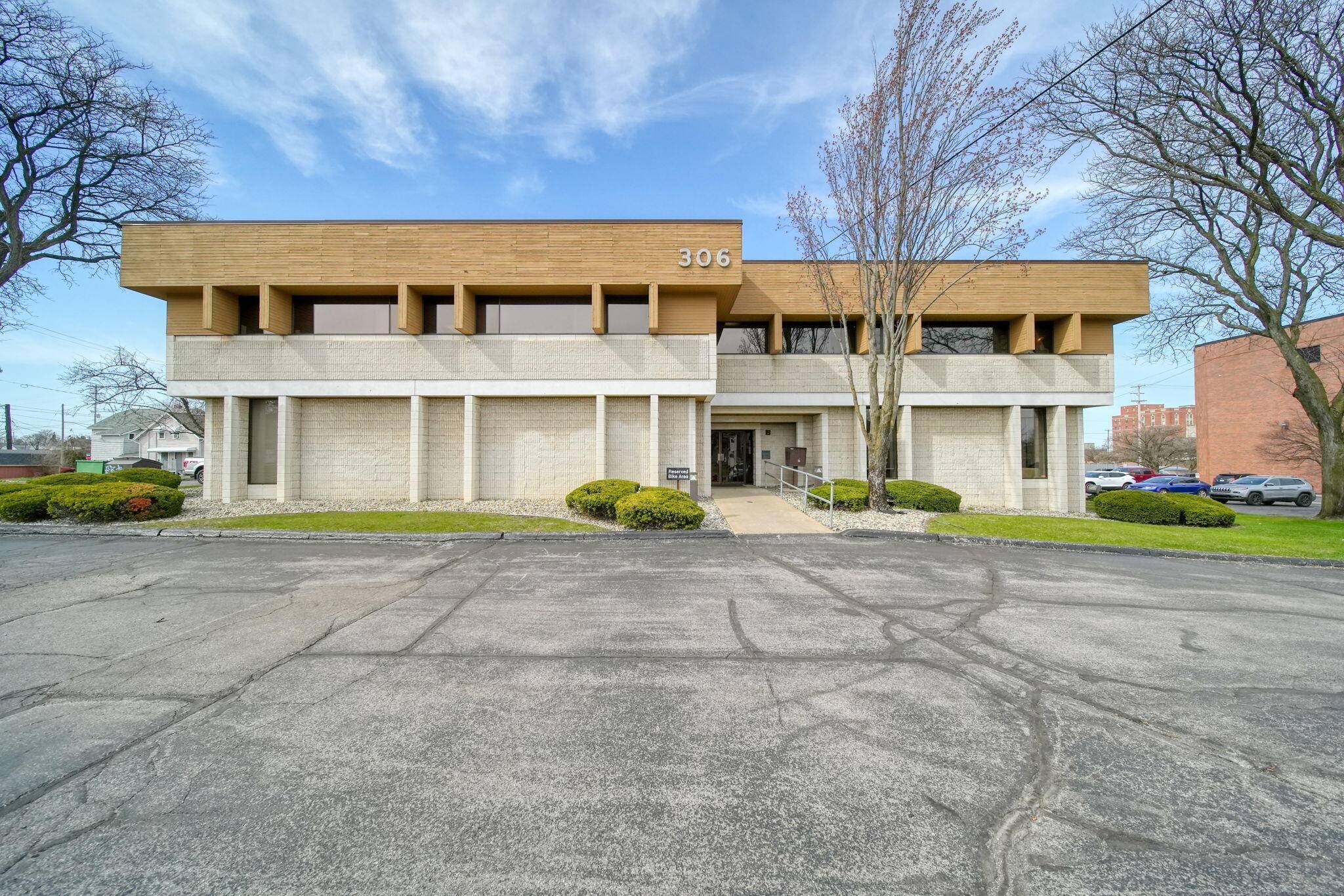 Jackson, MI 49201,306 W Washington Avenue #105