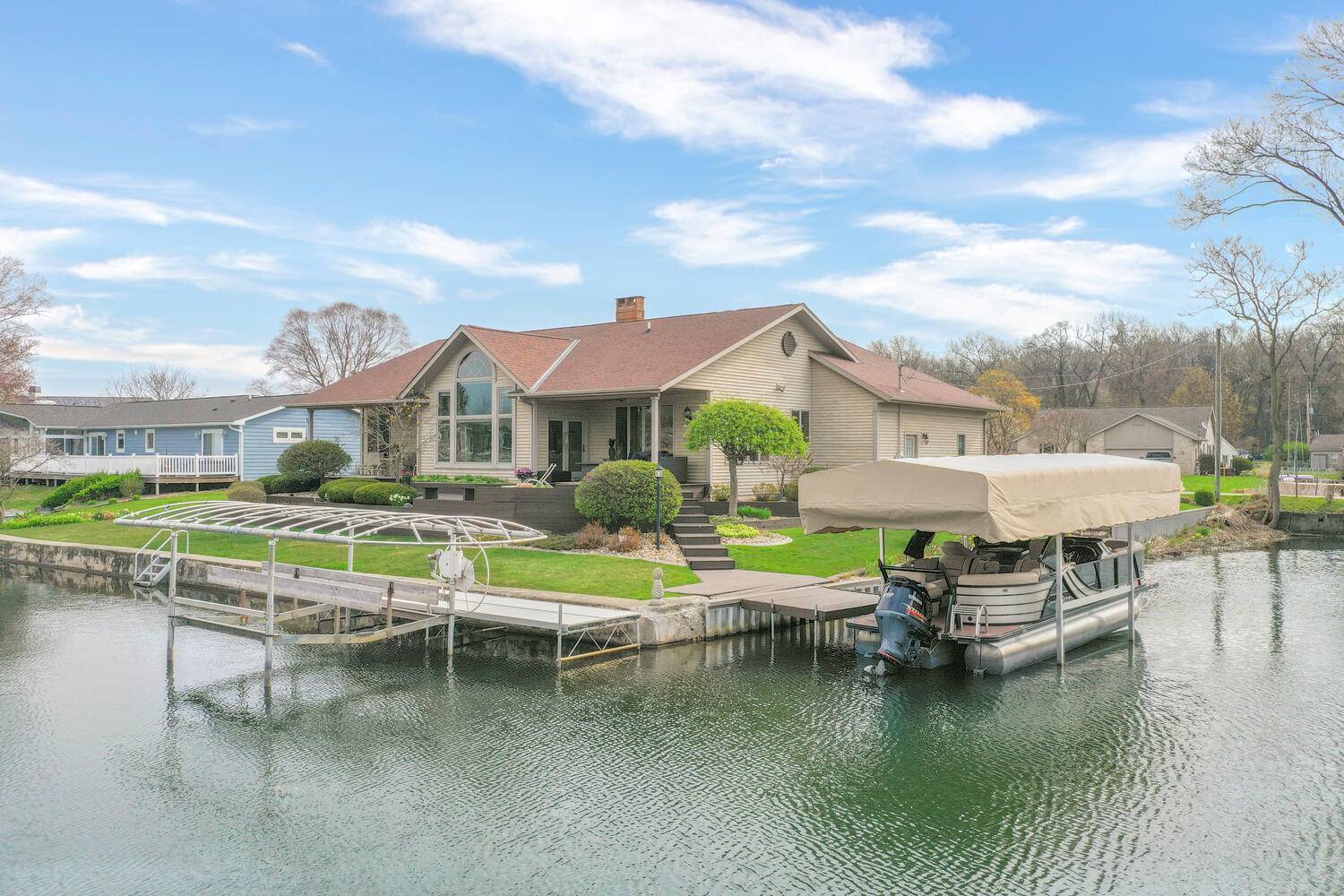 Edwardsburg, MI 49112,68940 Island Drive