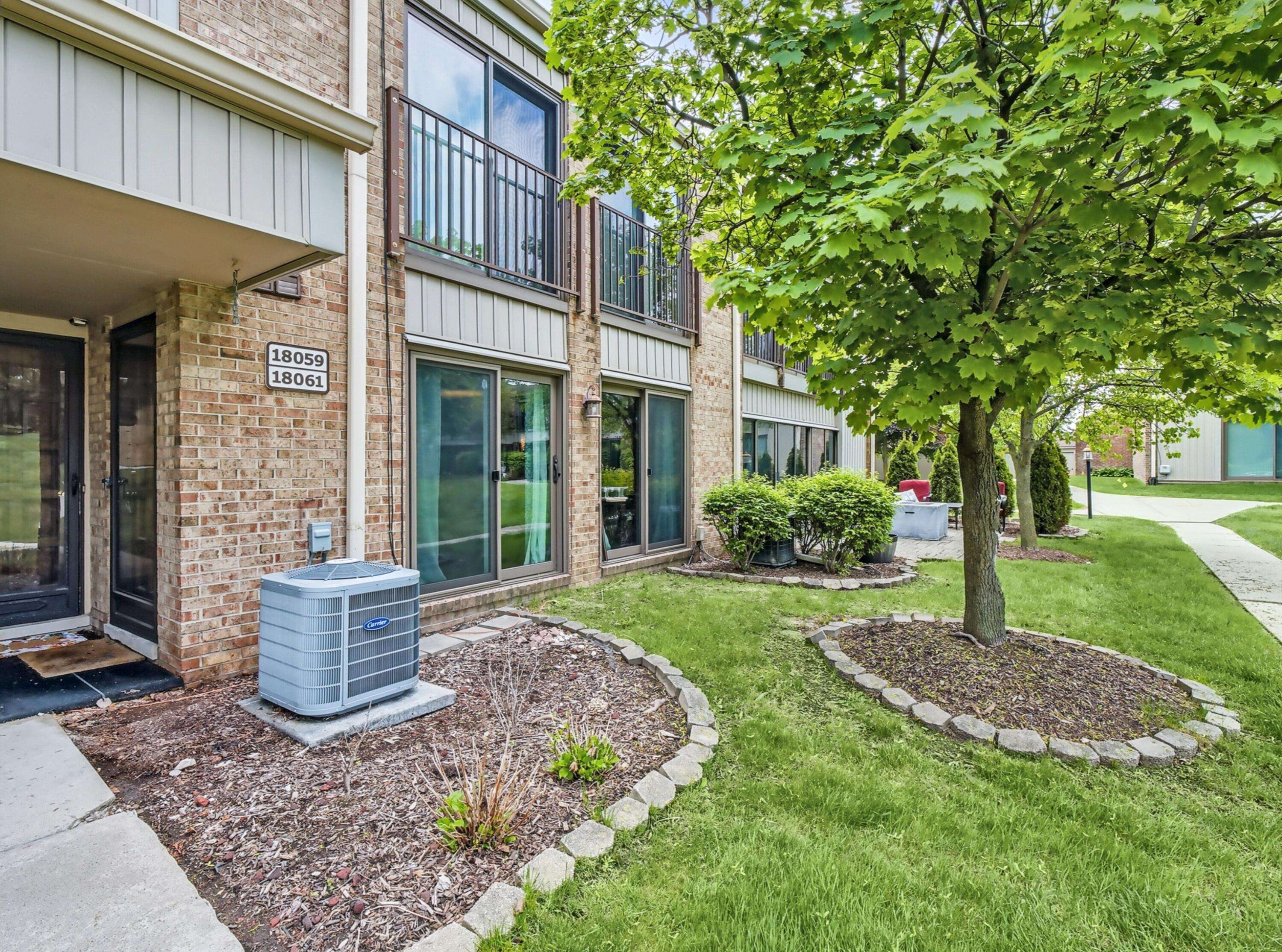 Livonia, MI 48152,18061 University Park Drive #46