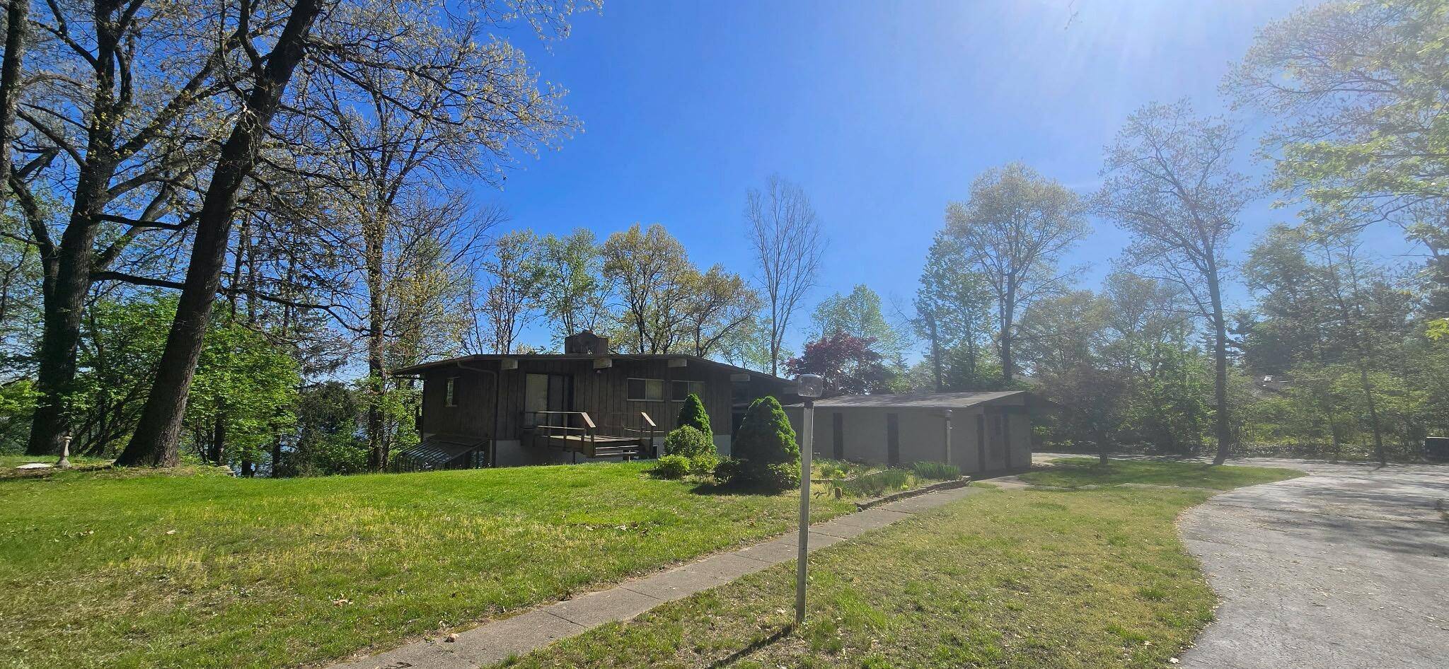 Jackson, MI 49203,816 Browns Lake Road