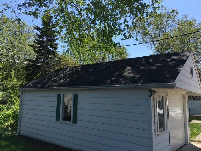 Eastpointe, MI 48021,23162 Normandy Avenue