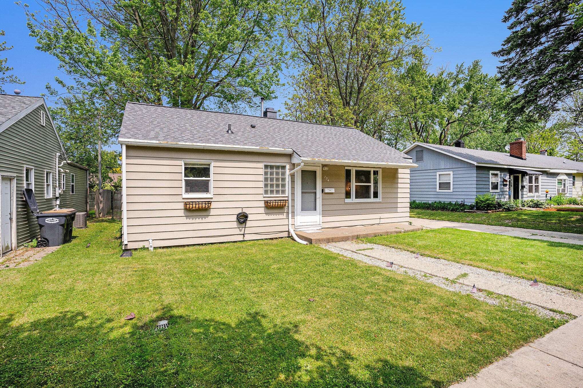 South Haven, MI 49090,734 Hiways Avenue