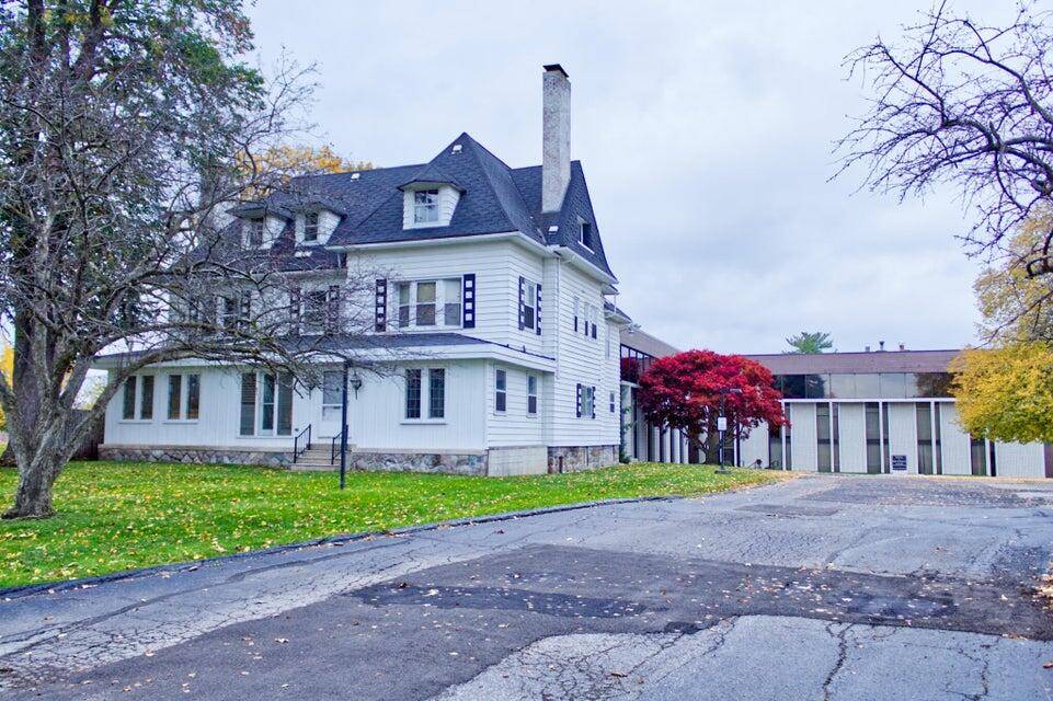 Jackson, MI 49201,744 W Michigan Avenue