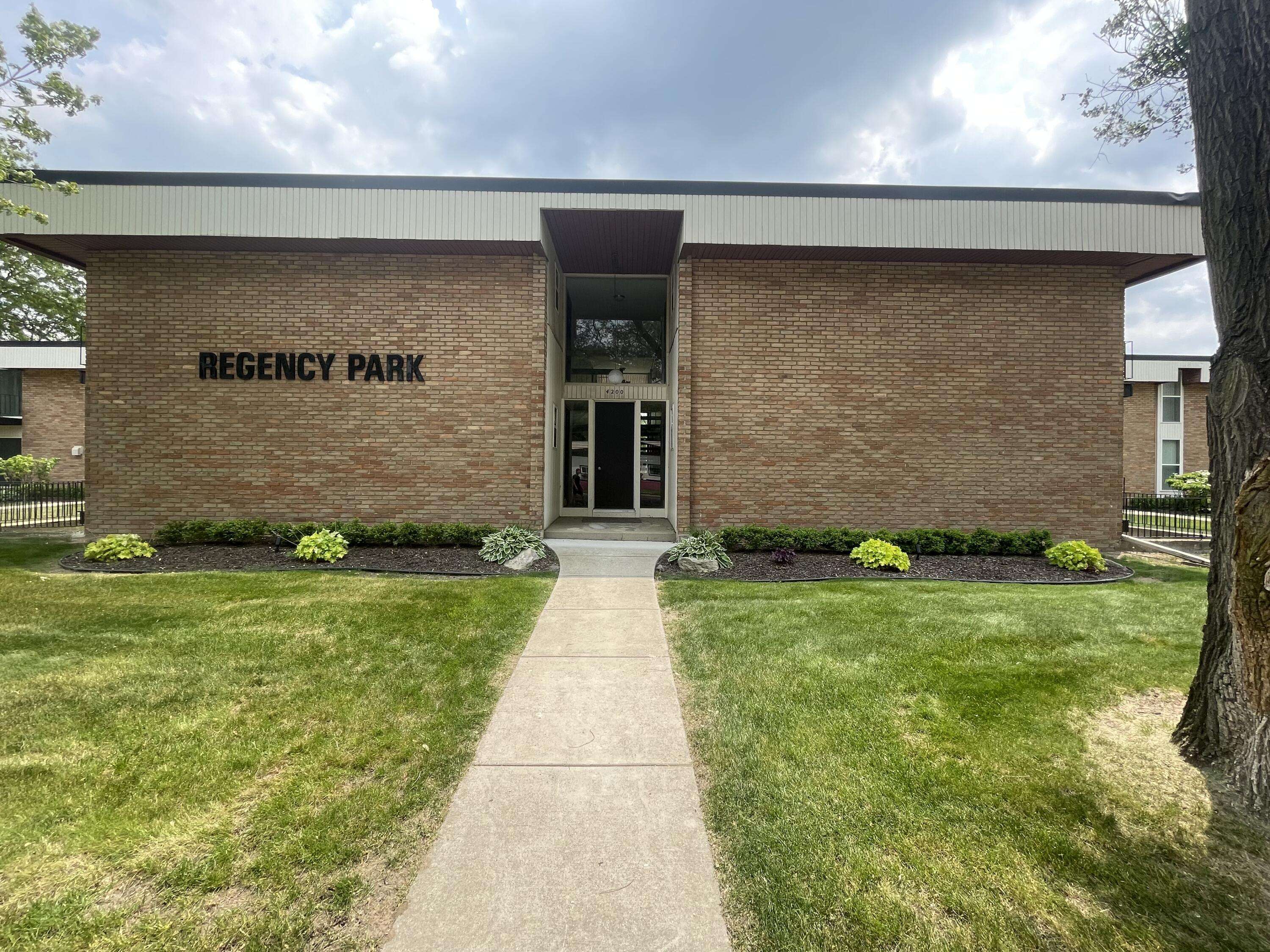 Royal Oak, MI 48073,4200 Rochester Road #206