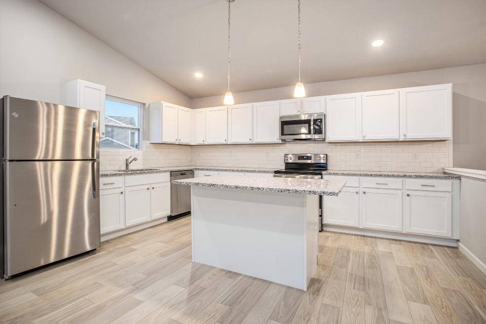 Holland, MI 49424,13741 Oasis Avenue
