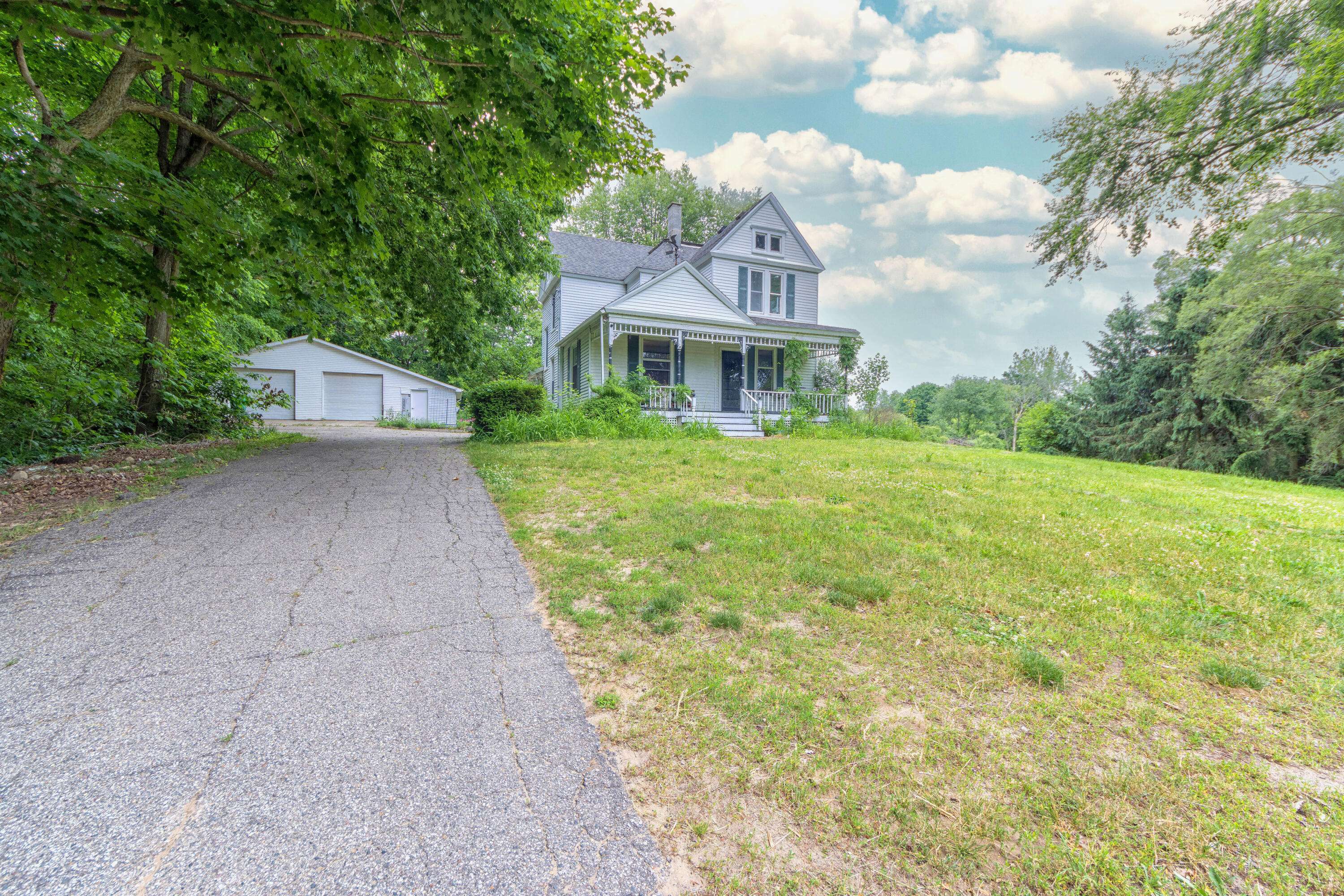 Allegan, MI 49010,990 River Street