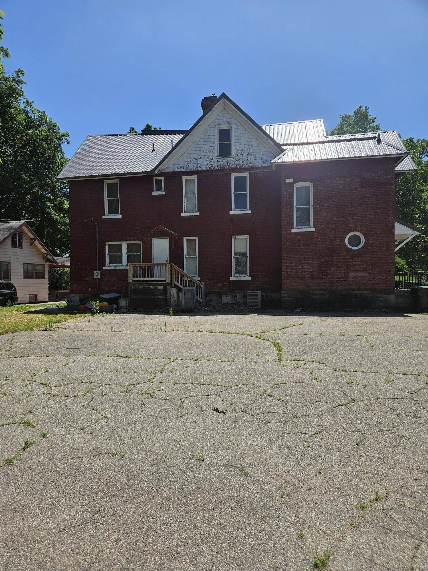 Albion, MI 49224,702 N Superior Street