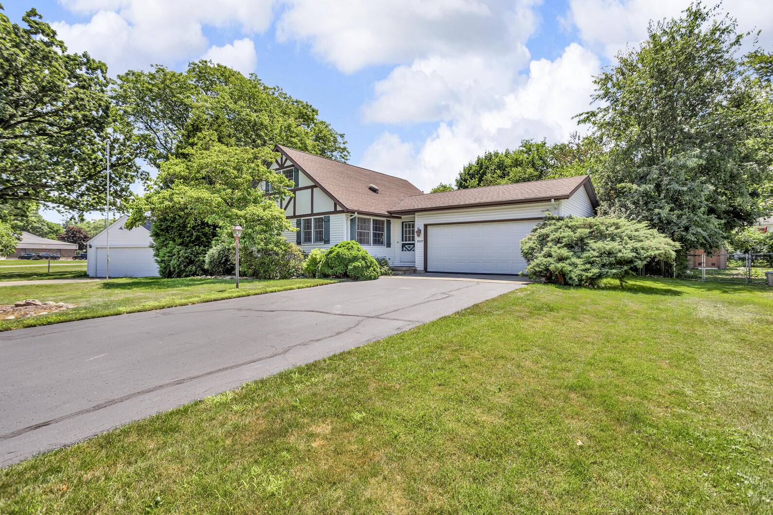 Jackson, MI 49203,1007 Oak Grove Road