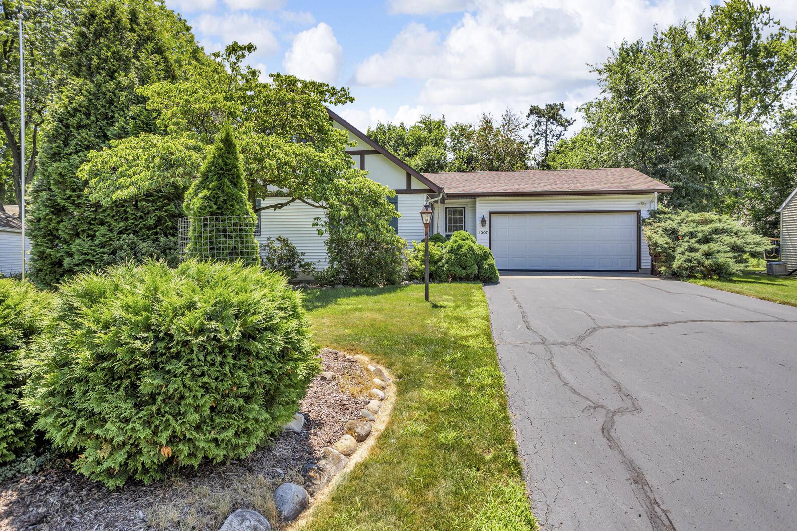 Jackson, MI 49203,1007 Oak Grove Road