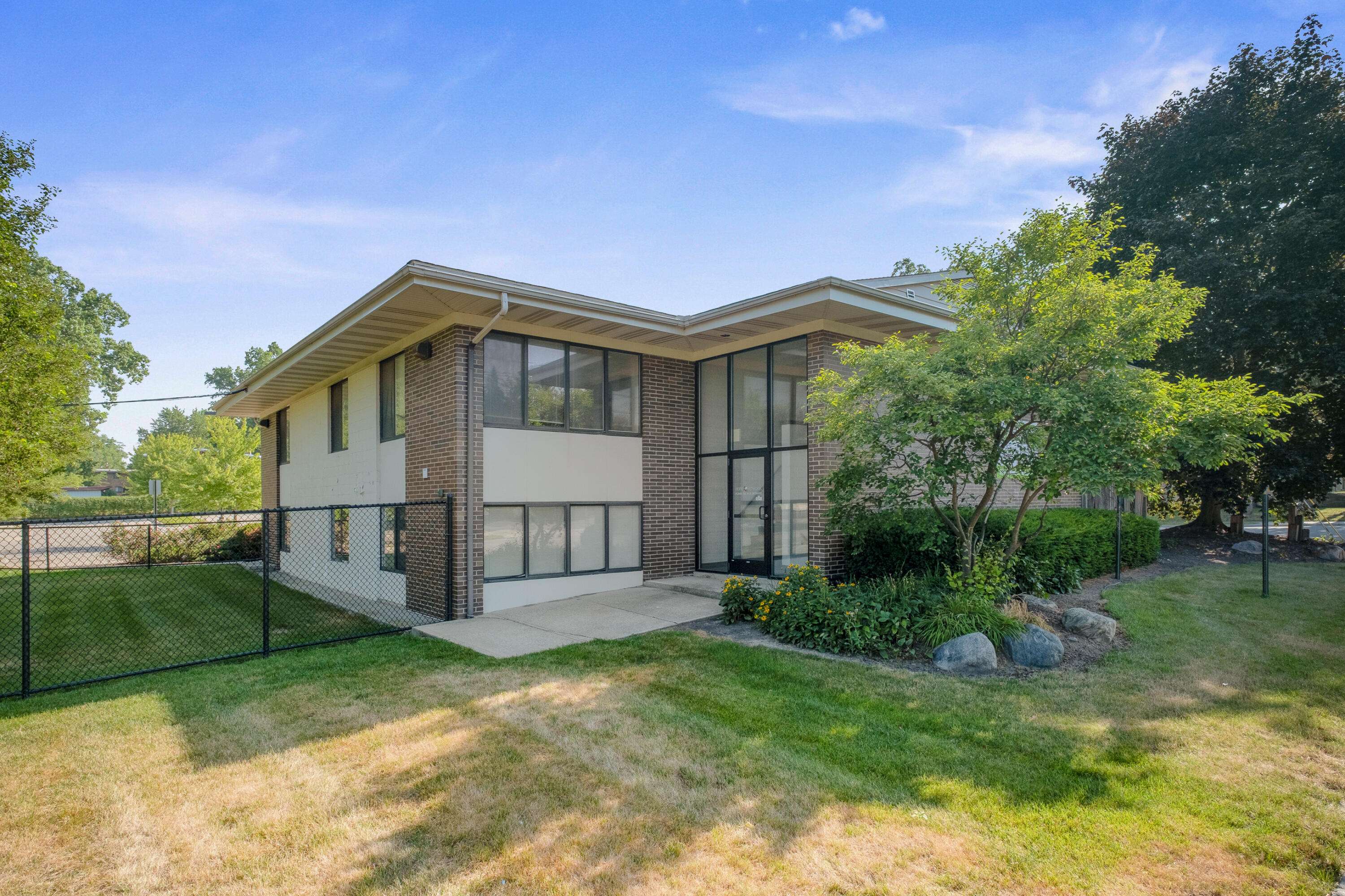 Grand Rapids, MI 49503,825 Leonard NE Street