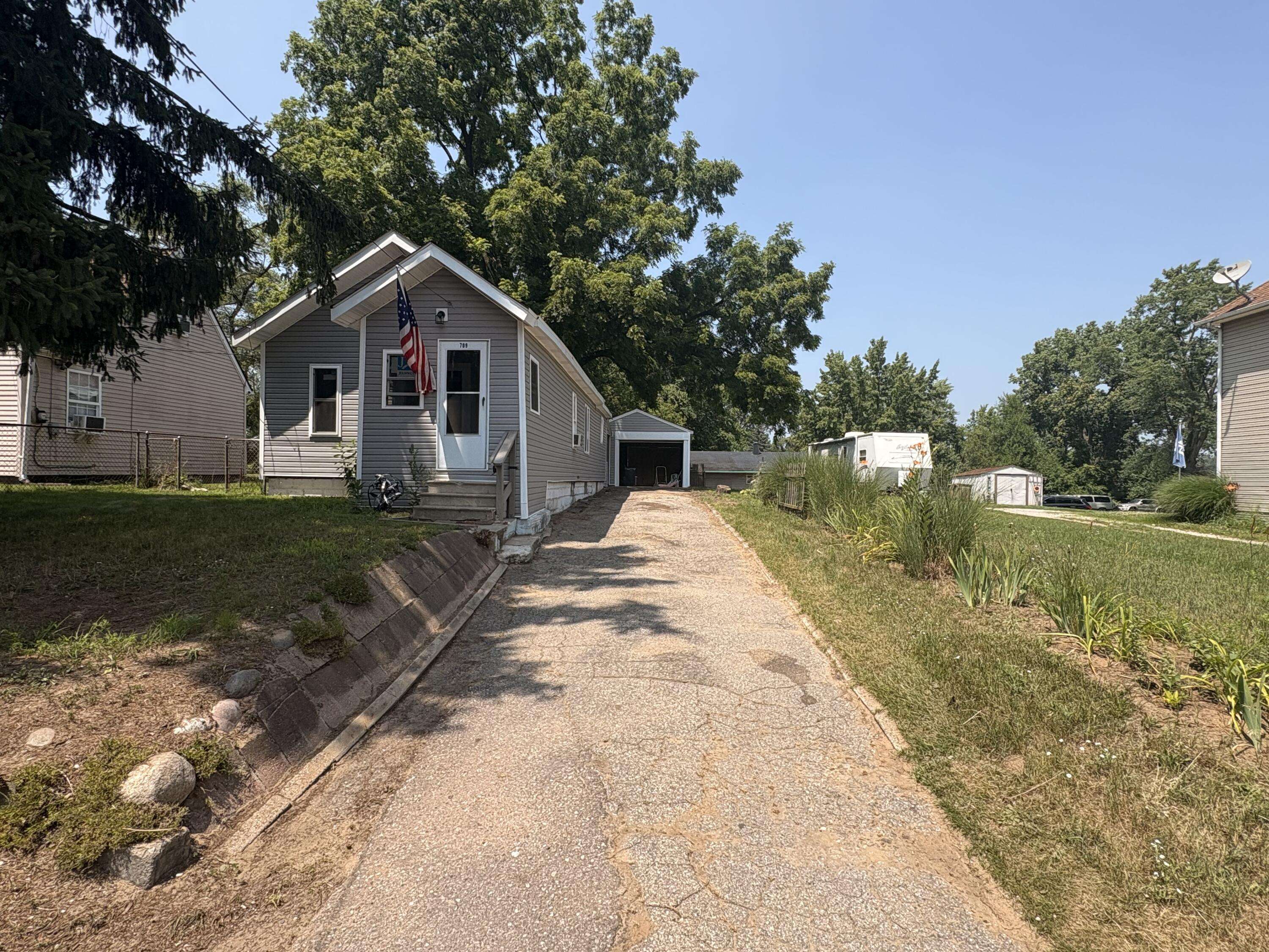 Pontiac, MI 48340,709 Kinney Road